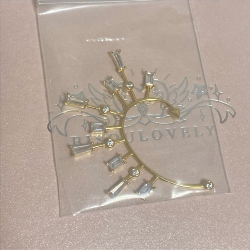 NWT bisoulovely Anjelica gold ear cuff